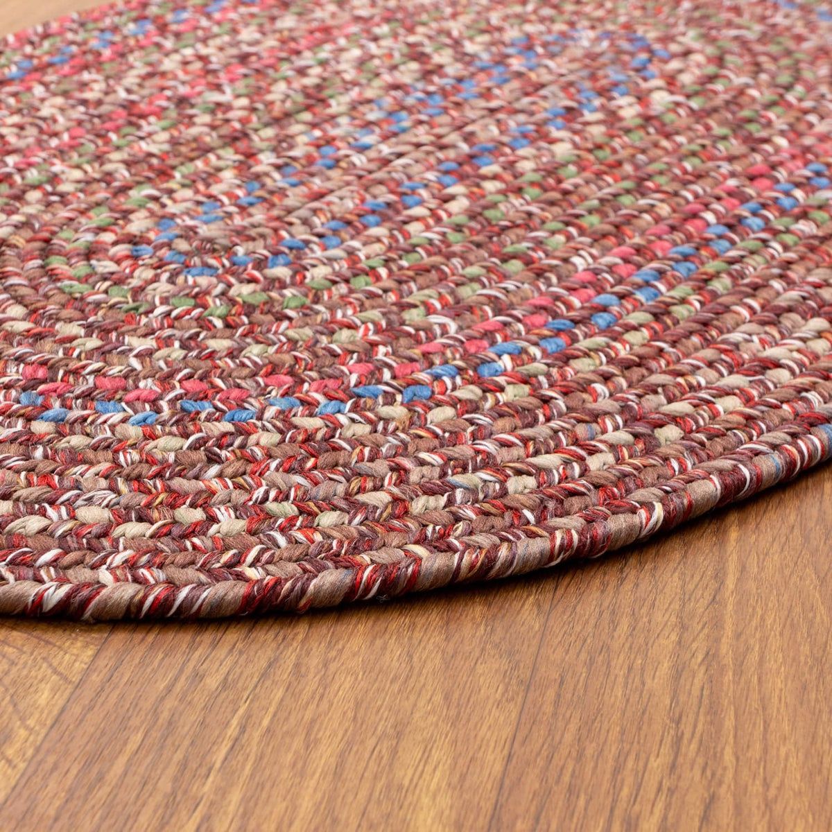 Braided edge and thickness of the Burgundy & Green Portsmouth rug