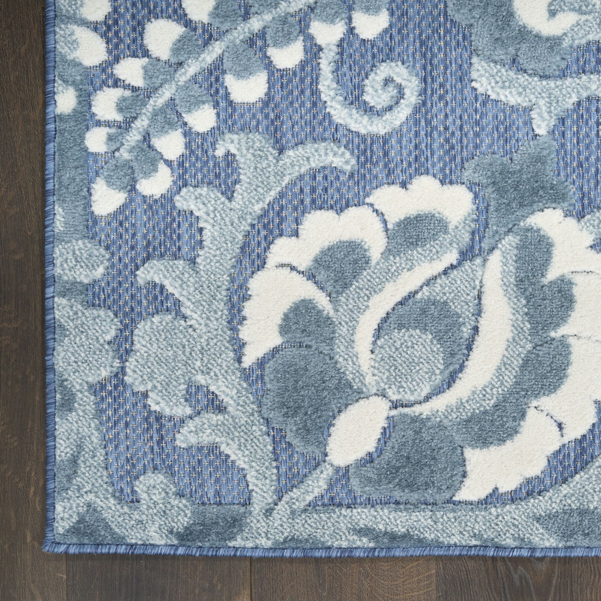 Blue Farmhouse Indoor-Outdoor Swirling Vines Rug