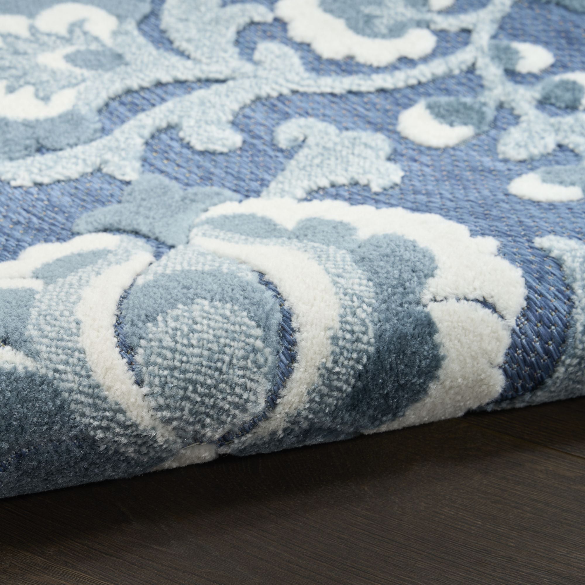 Blue Farmhouse Indoor-Outdoor Swirling Vines Rug