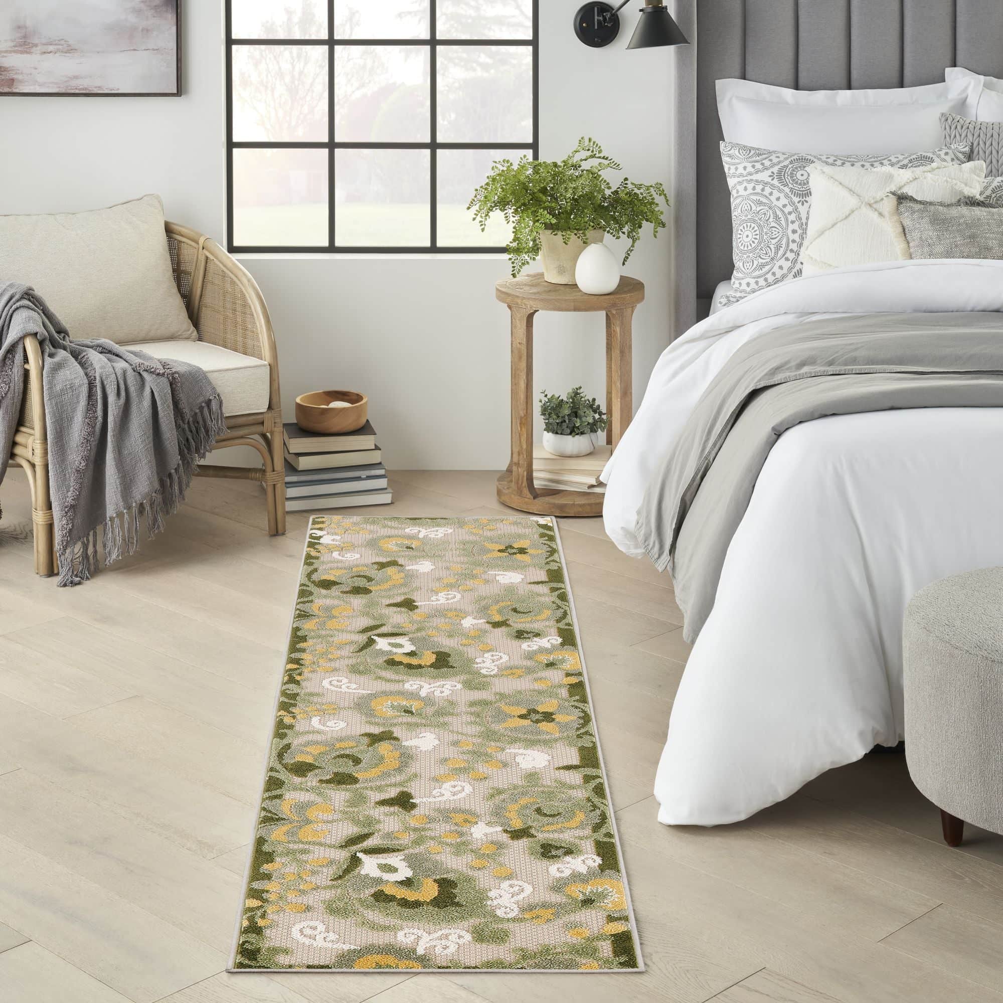 Ivory Green Farmhouse Indoor-Outdoor Swirling Vines Rug