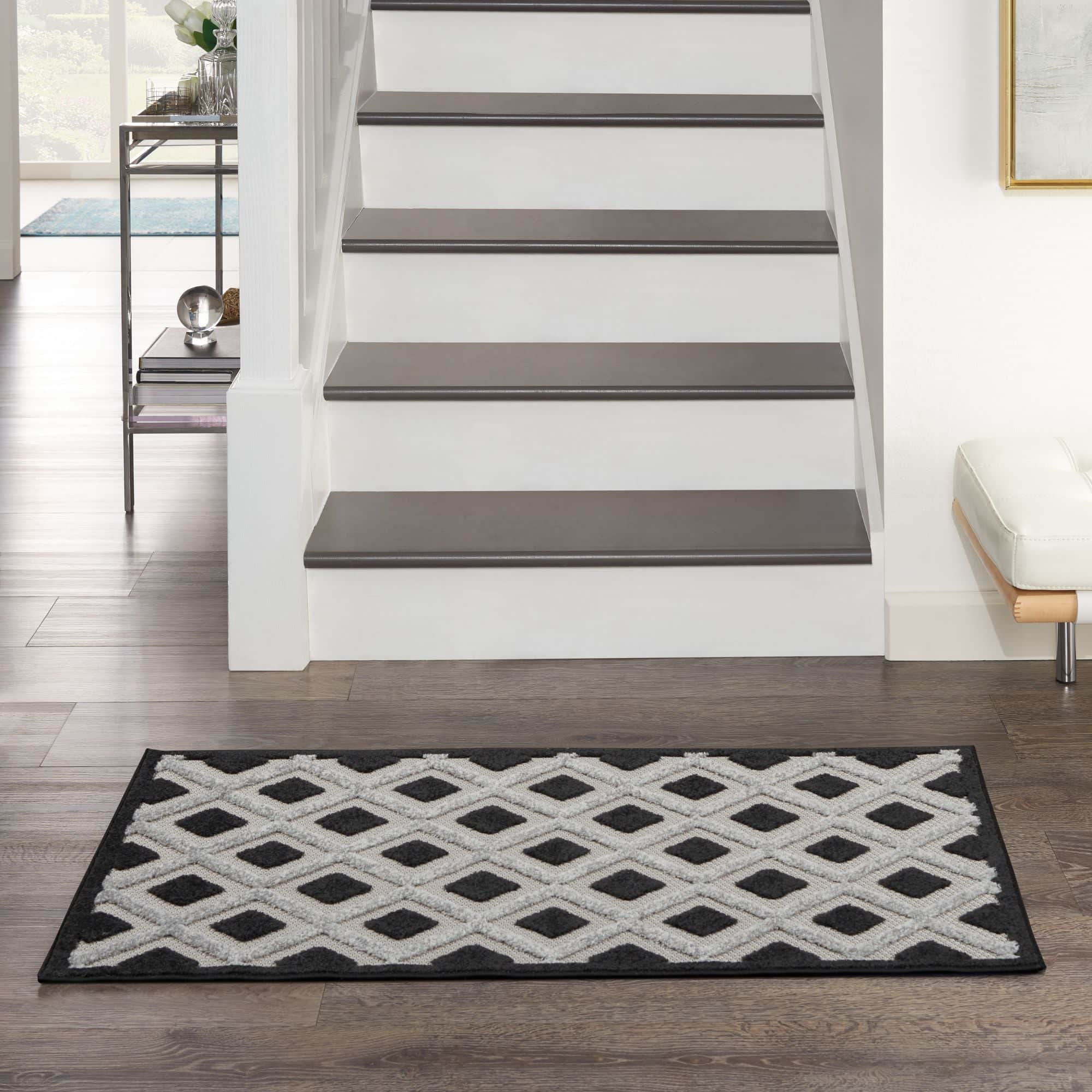 Black White Modern Indoor/Outdoor Concentric Diamond Rug