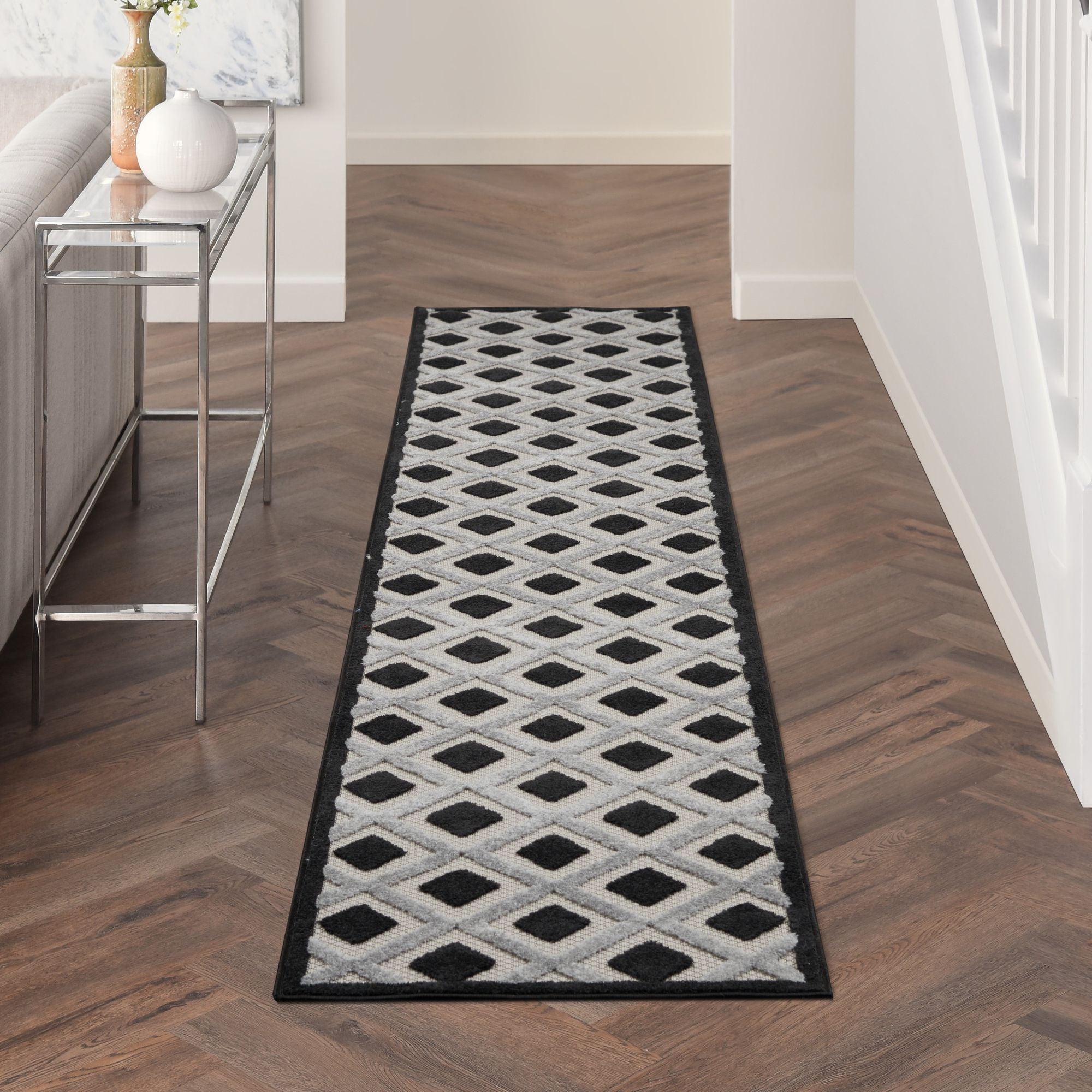 Black White Modern Indoor/Outdoor Concentric Diamond Rug
