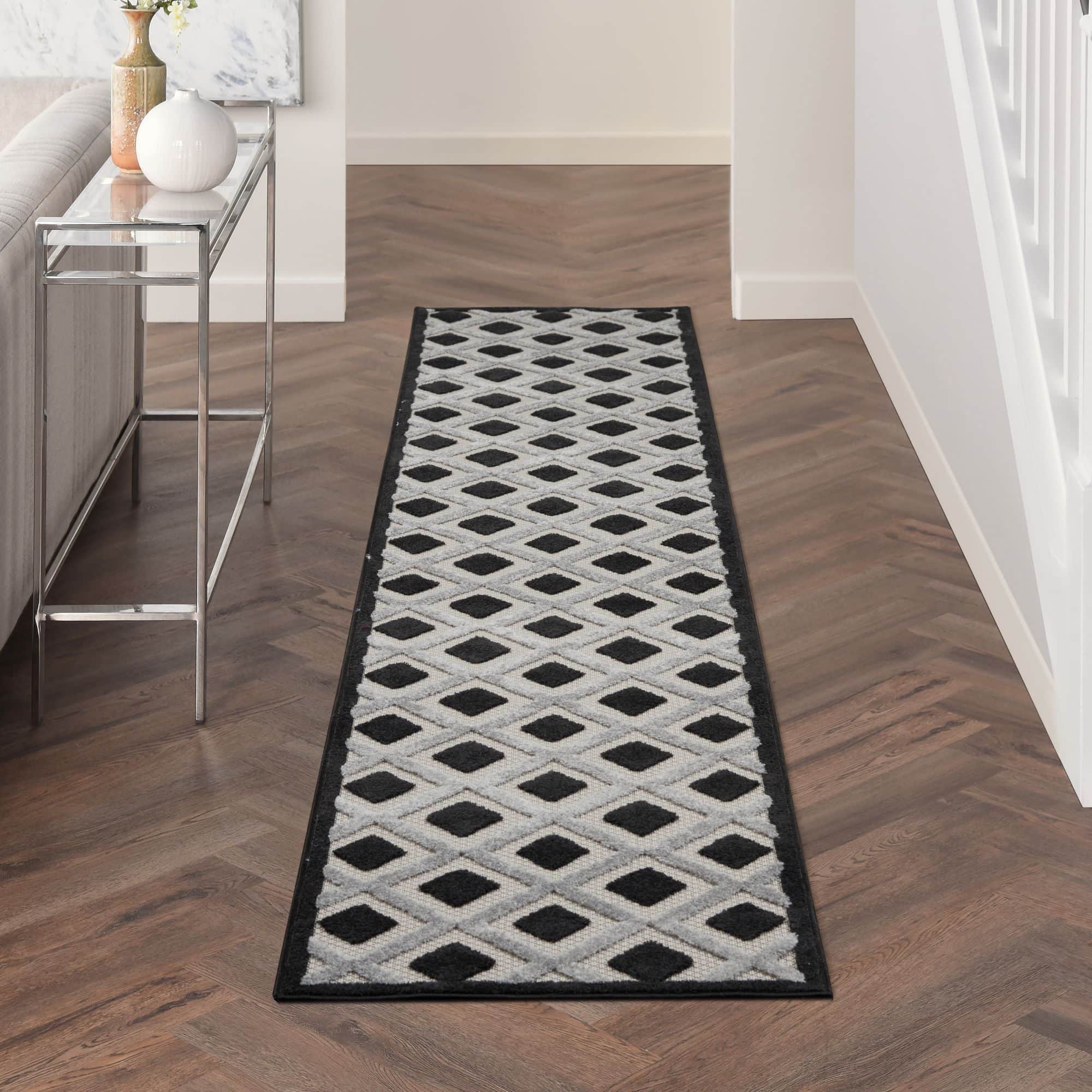 Black White Modern Indoor/Outdoor Concentric Diamond Rug