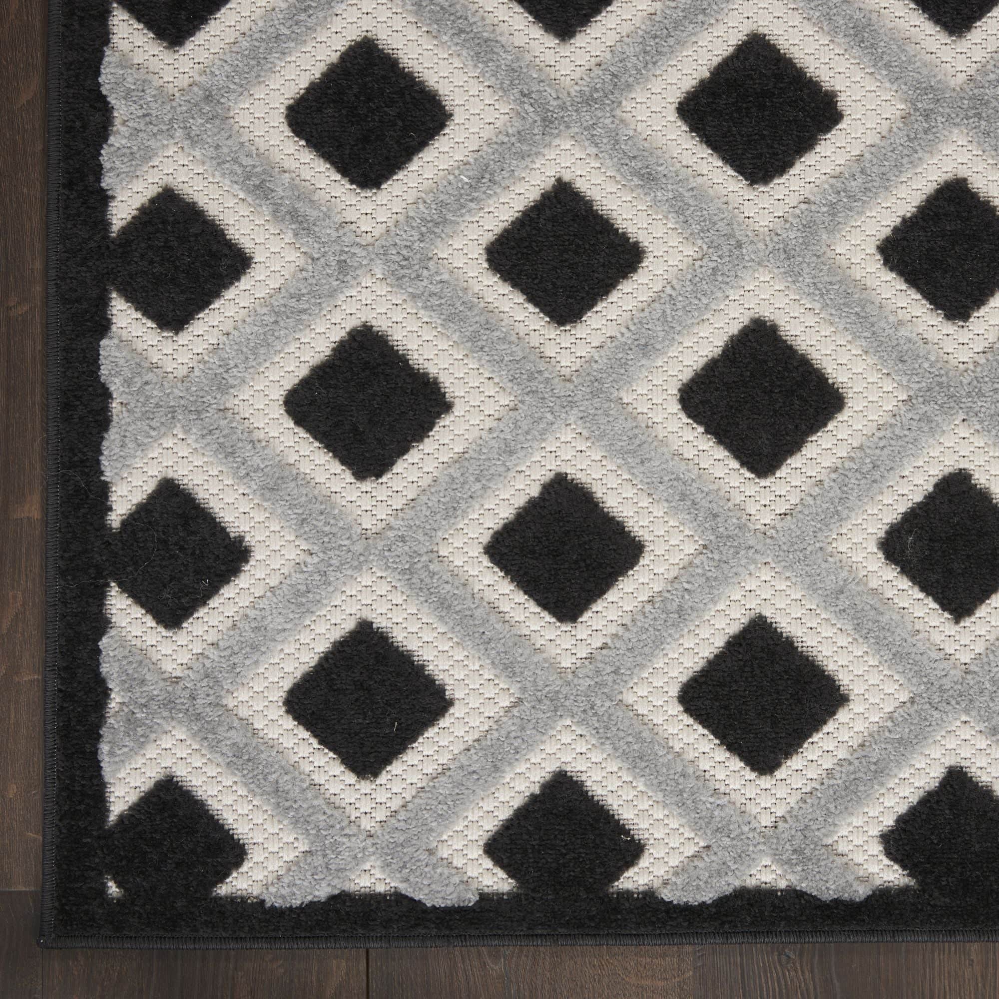 Black White Modern Indoor/Outdoor Concentric Diamond Rug