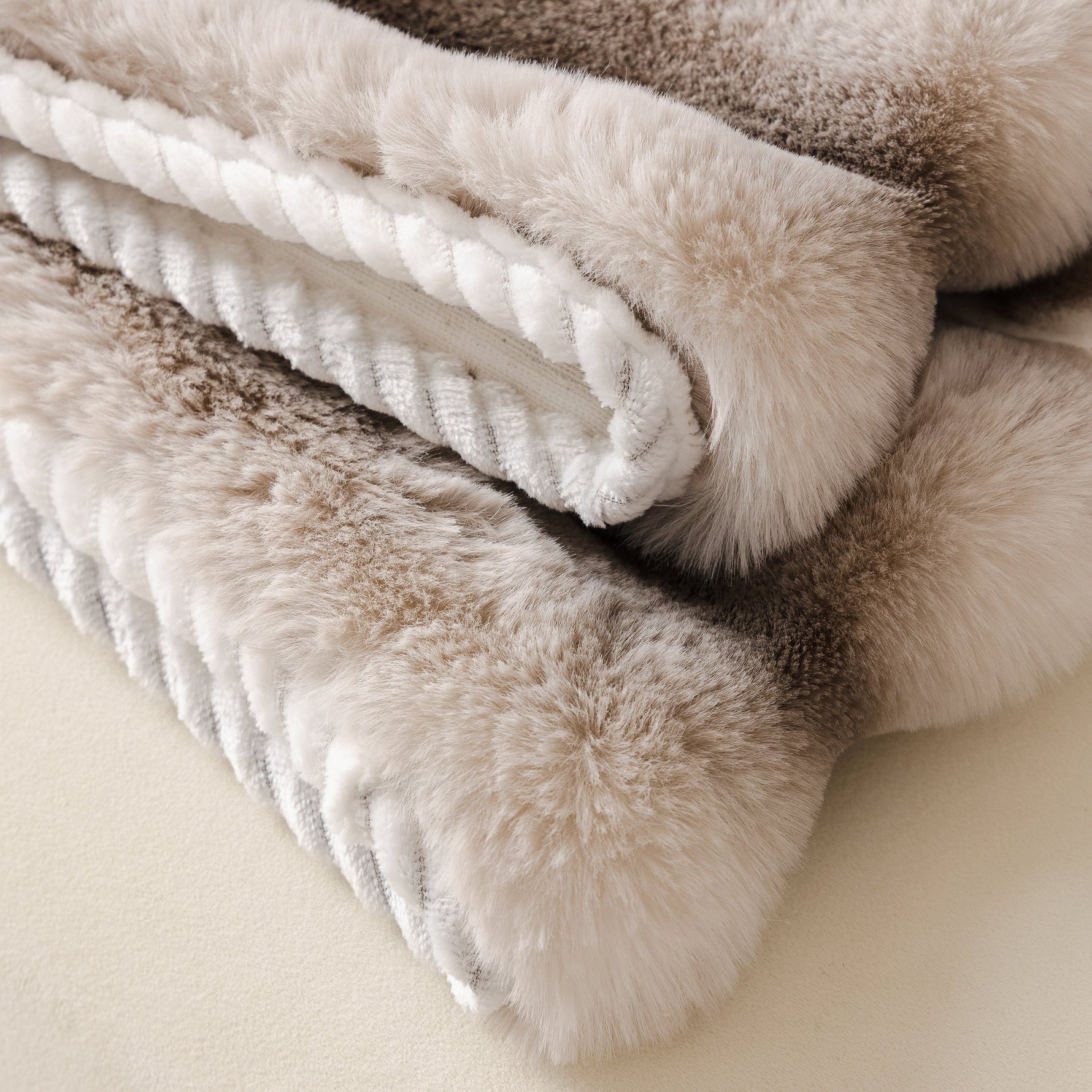 Ultra Soft Faux Fur Couch Cover – Large, Fluffy, and Elegant Sofa Throw Blanket