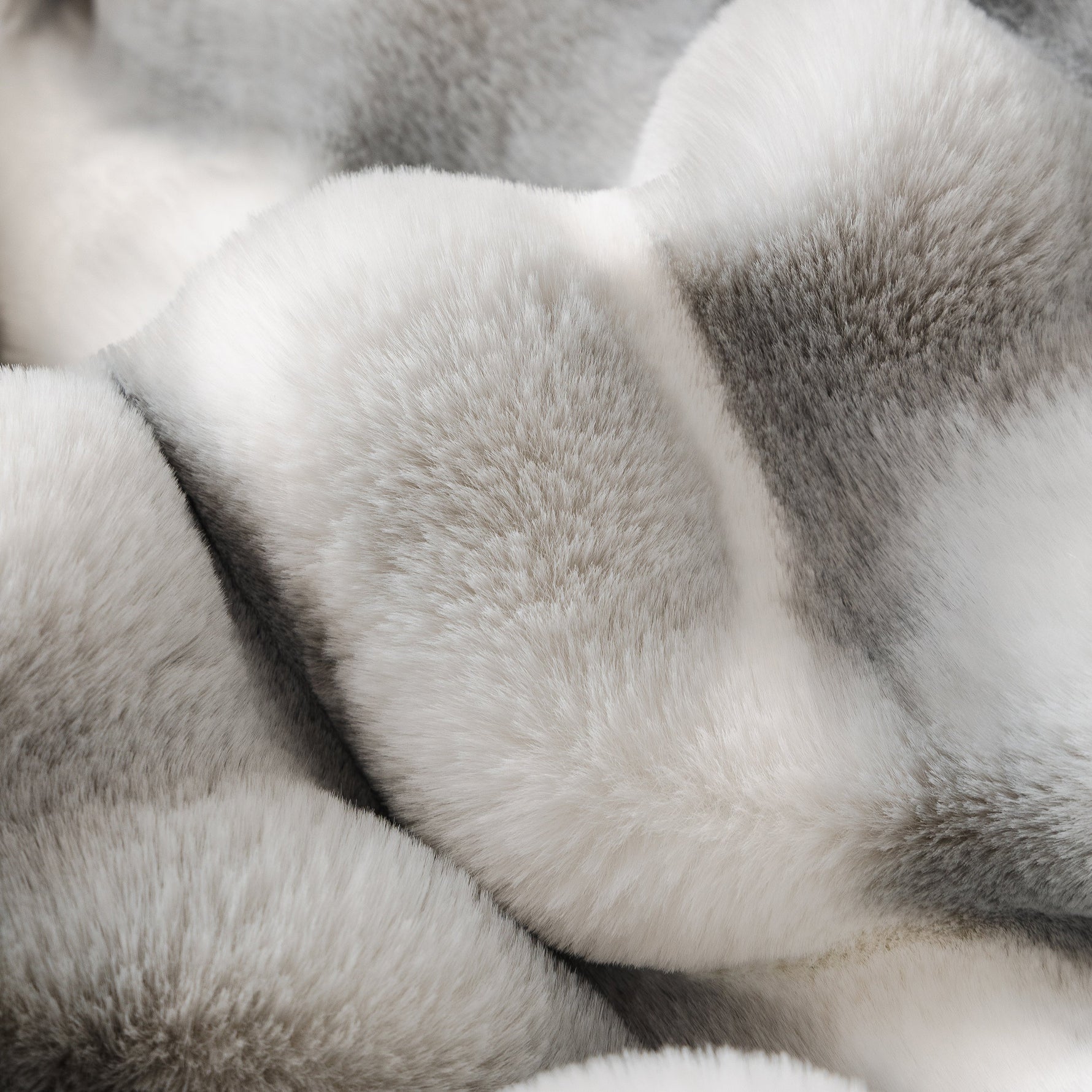 Ultra Soft Faux Fur Couch Cover – Large, Fluffy, and Elegant Sofa Throw Blanket