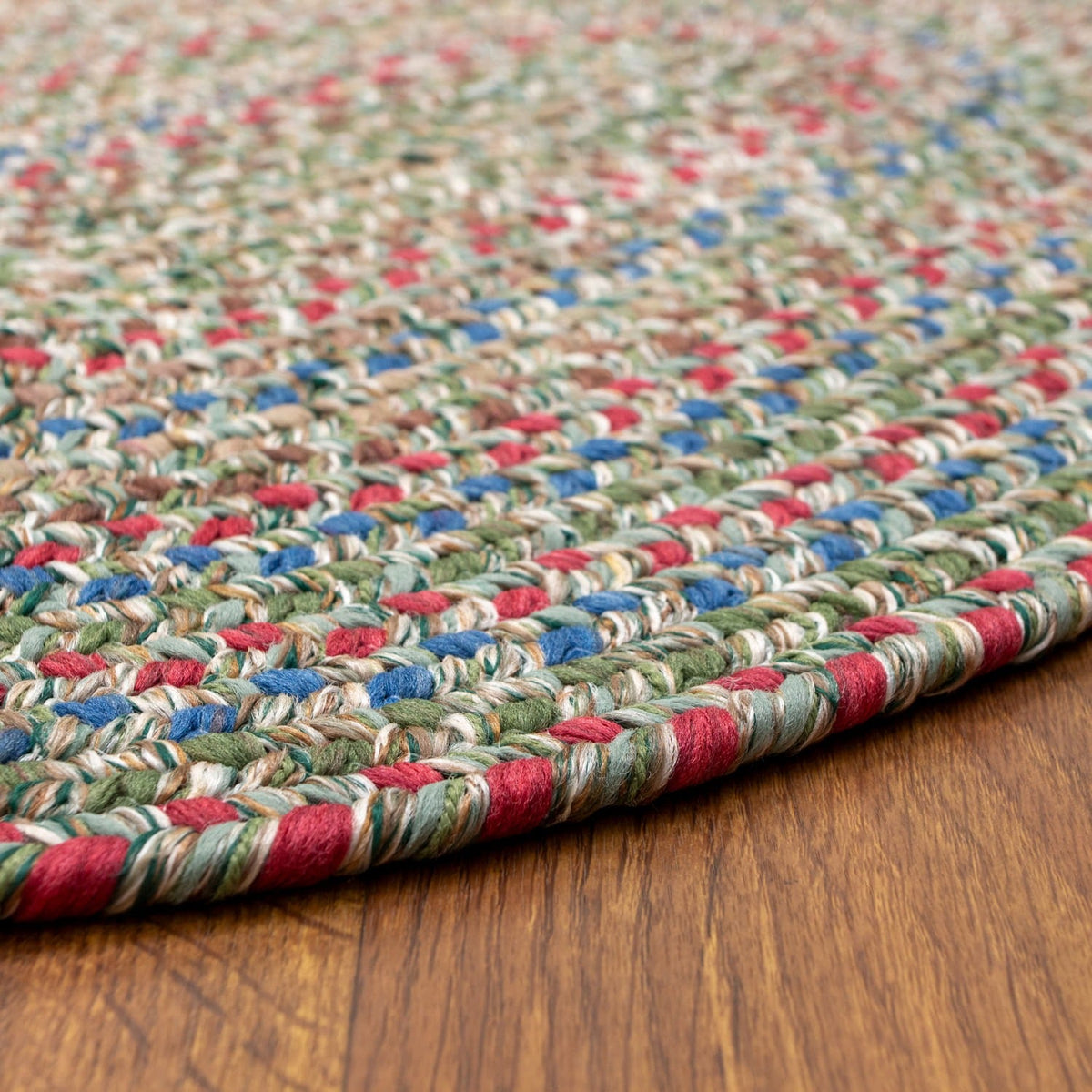 Braided edge and thickness of the Moss Green Portsmouth rug