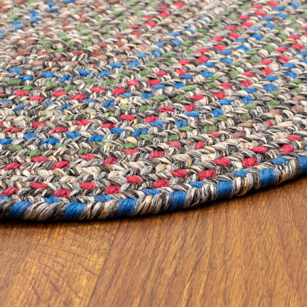 Braided edge and thickness of the Gray & Brown Portsmouth rug