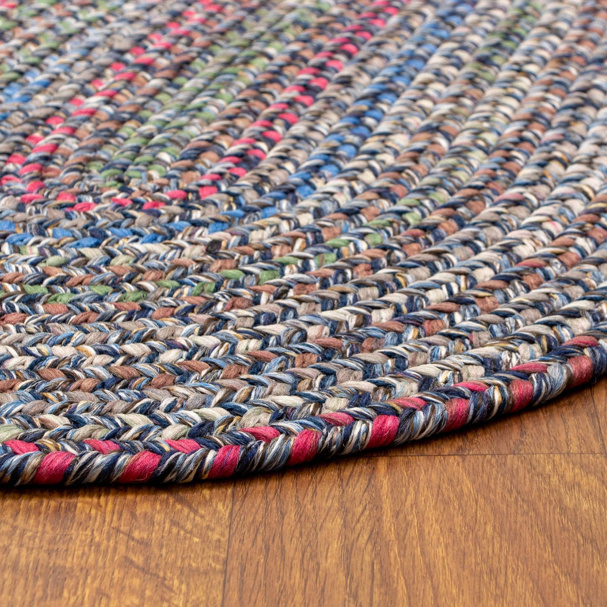 Braided edge and thickness of the Blue Portsmouth rug