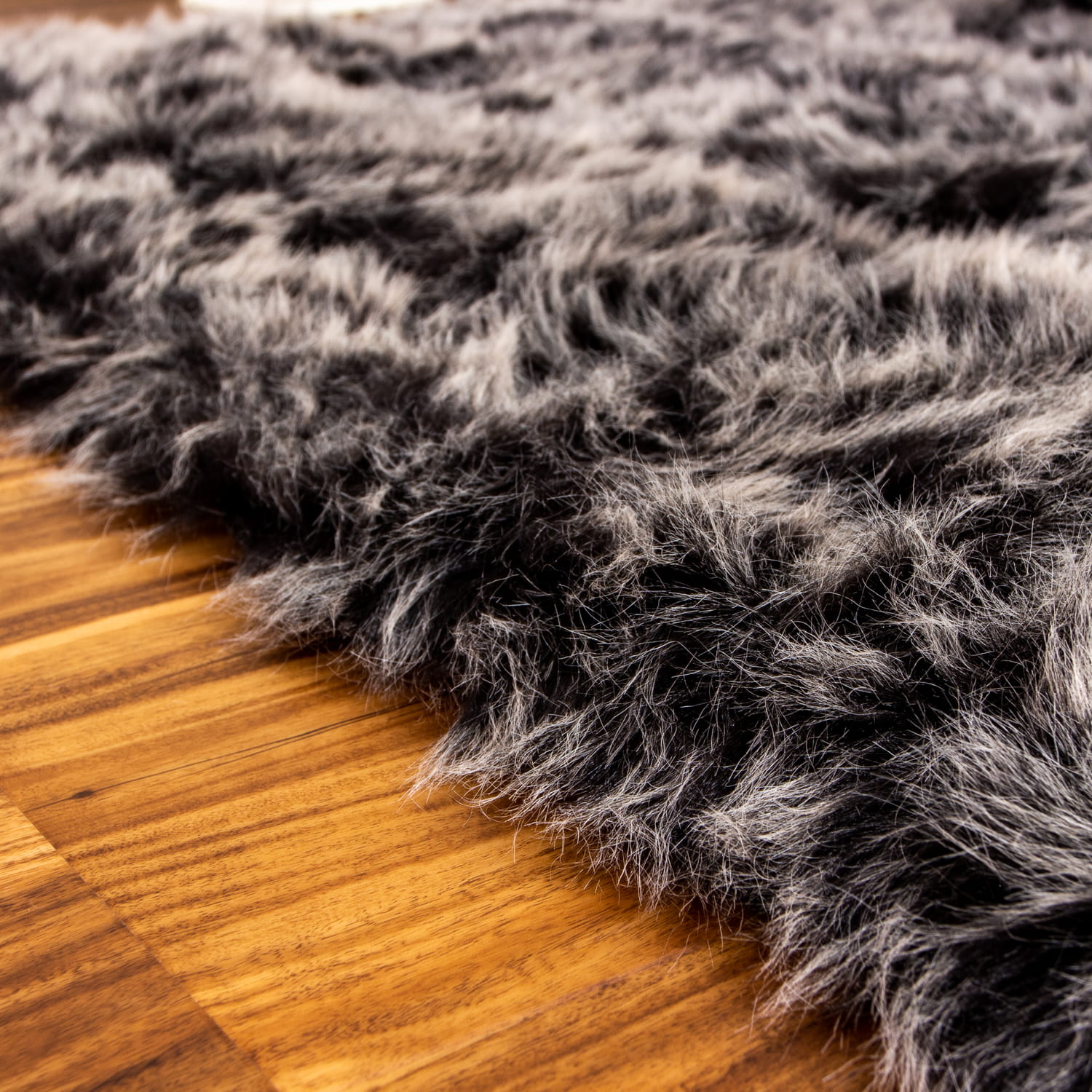 Two Tone Faux Fur Shaggy Rug #color_white tips